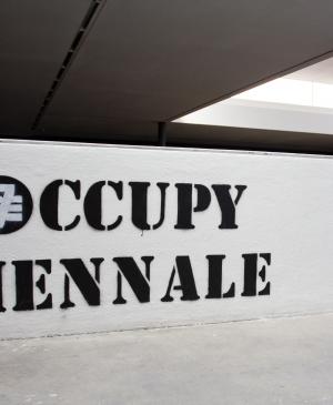 Indignadxs/Occupy, <em>Occupy Biennale</em> [Ocupar la bienal], 7ª Bienal de Arte Contemporáneo de Berlín, 27 de abril-1 de julio, 2012. Fotografía: Marta Gornicka