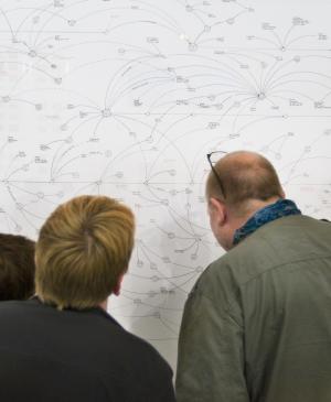 Fotografía de la instalación de Mark Lombardi para su exposición <em>Mark Lombardi: Global Networks</em>, Art Gallery of Ontario, Toronto, 2004