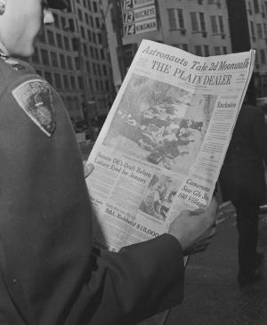 Un soldado mira las fotografías de la My Lai publicadas en <em>The Plain Dealer</em>, Cleveland, 20 de noviembre, 1969