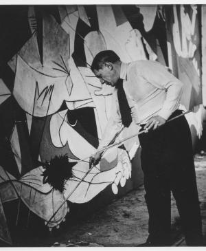 Picasso fotografiado por Dora Maar trabajando en Guernica en su taller de la rue des Grands-Augustins