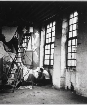 Picasso fotografiado por Dora Maar sentado en el suelo de su estudio trabajando en Guernica