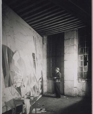 Picasso fotografiado por Dora Maar de pie ante Guernica