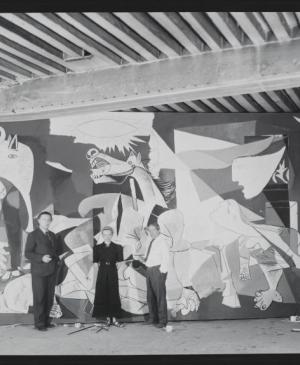 Pablo Picasso, André Breton y Jacqueline Lamba fotografiados por Dora Maar en el taller de la Rue des Grands-Augustins ante Guernica durante el proceso de creación