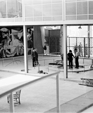 Vistas del Pabellón de España en la Exposición Internacional de las Artes y las Técnicas para la Vida Moderna
