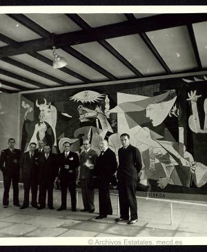 Miembros del Gobierno de Euskadi en el Pabellón de España ante Guernica