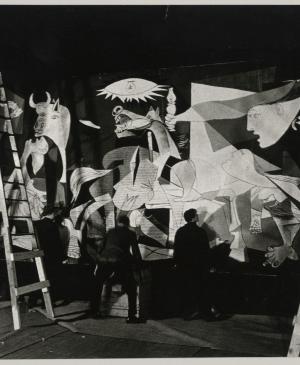 Fotografía del montaje de la exposición Guernica, avec 60 études en el Nationalmuseum de Estocolmo