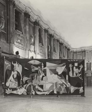 Vista de la instalación de Guernica en el Palazzo Reale de Milán