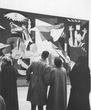 Visitantes del Haus der Kunst ante Guernica