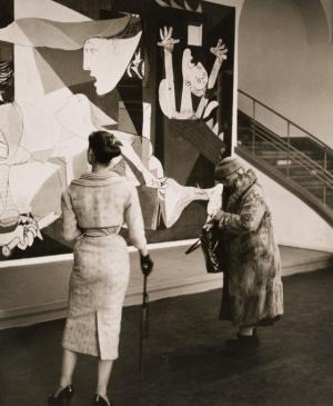 Instalación de Guernica en la exposición Picasso de Colonia