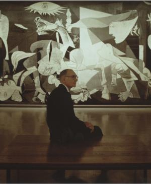 Alfred H. Barr Jr. delante de Guernica