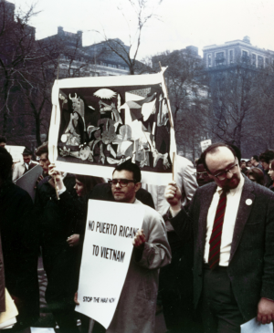 Alicia Legg, Concentración de protesta en Central Park con pancarta de <em>Guernica</em>, Nueva York, 1967