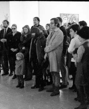 Jan van Raay, Los colectivos Art Workers' Coalition y Guerrilla Art Action Group protestan frente a <em>Guernica</em>, MoMA, Nueva York, 8 de enero, 1970
