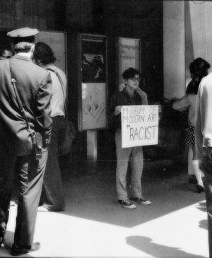 Jan van Raay, <em>Protesta en el Museum of Modern Art por el Guerrilla Art Action Group (GAAG), la Art Workers Coalition (AWC) y los United Black and Puerto Rican Artists</em>, Nueva York, 2 de mayo, 1970