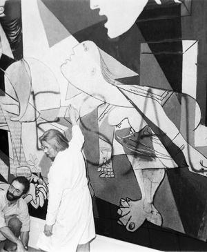 Limpieza de Guernica por dos restauradores tras la pintada de Toni Shafrazi 