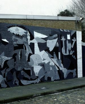 Pared con copia casi exacta de Guernica