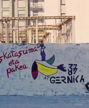 Mural conmemorativo del 50 aniversario del bombardeo en el pueblo de Gernika