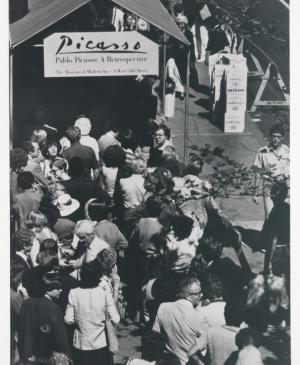Visitantes esperando para entrar en la exposición Pablo Picasso: A Retrospective del Museum of Modern Art de Nueva York
