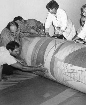 Empleados del Museum of Modern Art de Nueva York embalando Guernica