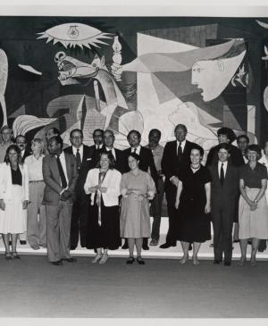 Personal del Museum of Modern Art de Nueva York delante de Guernica antes de su envío