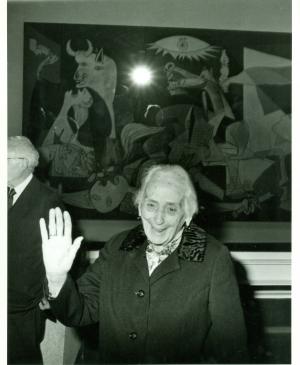 EN Dolores Ibárruri frente a Guernica