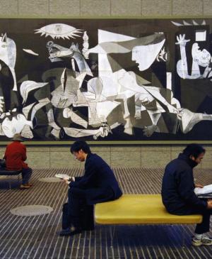 Réplica de Guernica en la plaza del centro Marunouchi Oazo de Tokio
