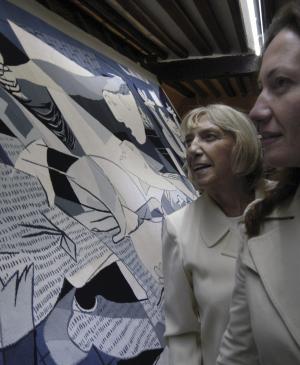 Maya Picasso y Diana Widmeyer Picasso observan la réplica de Guernica en tapiz en el Atelier Picasso en París