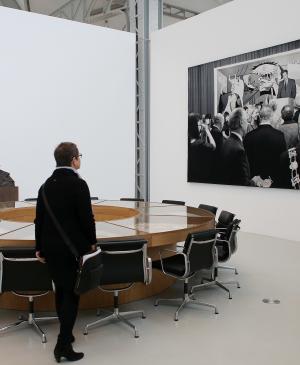 Visitante ante The Nature of the Beast, de Goshka Macuga