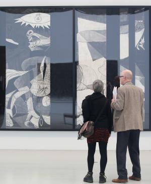 Visitantes ante Guernica Redacted (After Picasso's Guernica, 1937) de Robert Longo