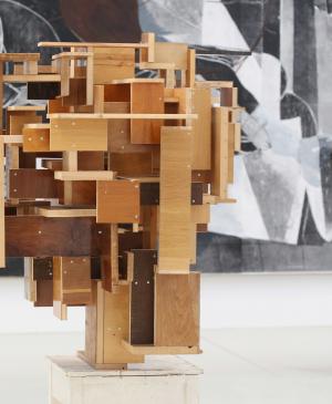 Visitante ante la escultura This is soooo basic als popo de Gelatin