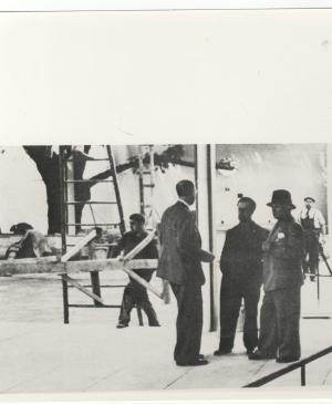 Pablo Picasso visitando las obras del Pabellón de España