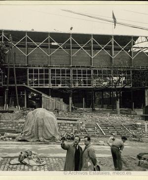 Josep Lluís Sert ante el Pabellón de España en construcción