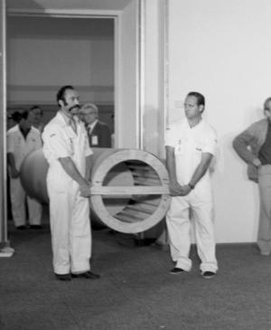 Entrada del rollo a la sala del Casón del Buen Retiro para su montaje