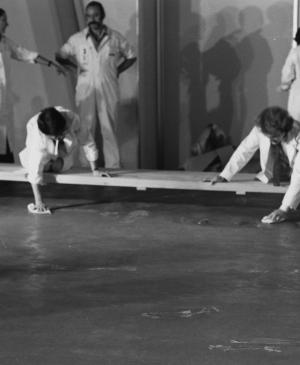 Empleados de SIT acaban de colocar el puente rodante en el Casón del Buen Retiro