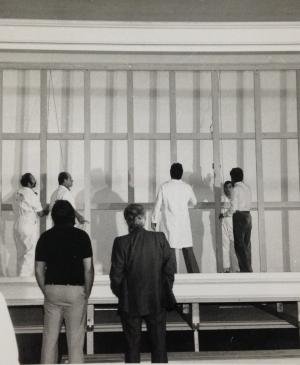 Trabajos de acoplamiento del bastidor de Guernica en el Casón del Buen Retiro