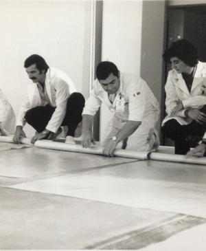 Últimos retoques de colocación con Guernica del reverso en el Casón del Buen Retiro