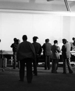 Estructura metálica sin cristal y sin cuadro con restauradores, operarios de la empresa de transporte SIT y la Guardia Civil en el Casón del Buen Retiro