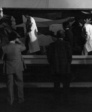 Izado de Guernica en el Casón del Buen Retiro