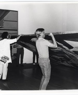 Un grupo de personas desliza Guernica hacia el suelo en el Museum of Modern Art de Nueva York