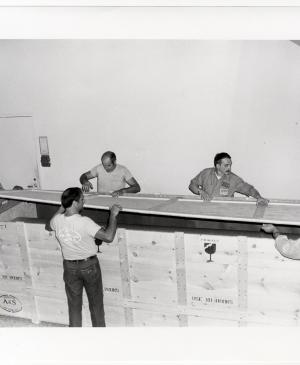 Operarios cerrando la caja de madera que contiene el lienzo de Guernica en el Museum of Modern Art de Nueva York