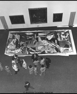 Vista cenital de la reproducción de Guernica para la prueba de instalación en el Casón del Buen Retiro