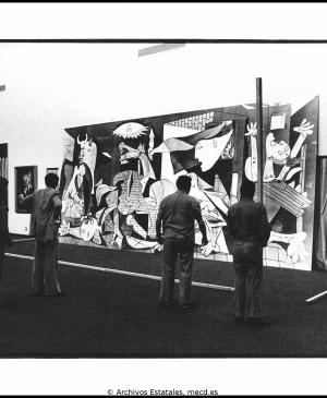 Colocación de la reproducción de Guernica para la prueba de instalación en el Casón del Buen Retiro