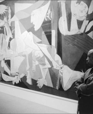 EN Vigilante del MoMA contemplando Guernica
