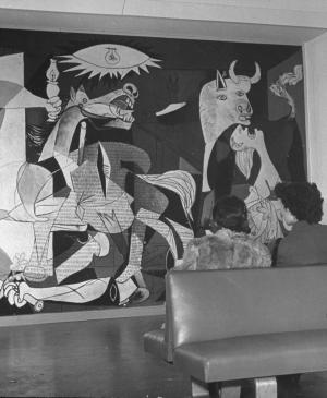 Mujeres contemplando Guernica en el Museum of Modern Art de Nueva York
