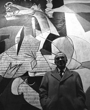 Santiago Carrillo y Jesús Hermida ante  Guernica