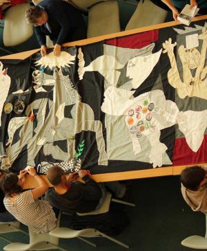 Pancarta colectiva con la imagen de Guernica