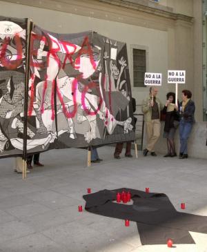 EN Guernica ante el Museo Reina Sofía