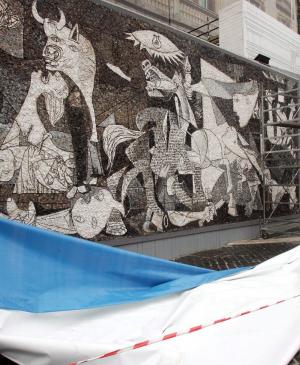 EN Trabajadores descubriendo un mosaico con la imagen de Guernica en Roma