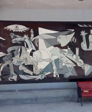 Mural con réplica de Guernica