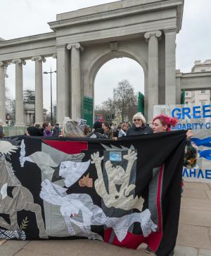 Manifestantes sostienen un tapiz de Guernica