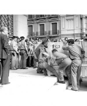 Las cajas que protegen Guernica son sacadas de los camiones e introducidas en el Casón del Buen Retiro